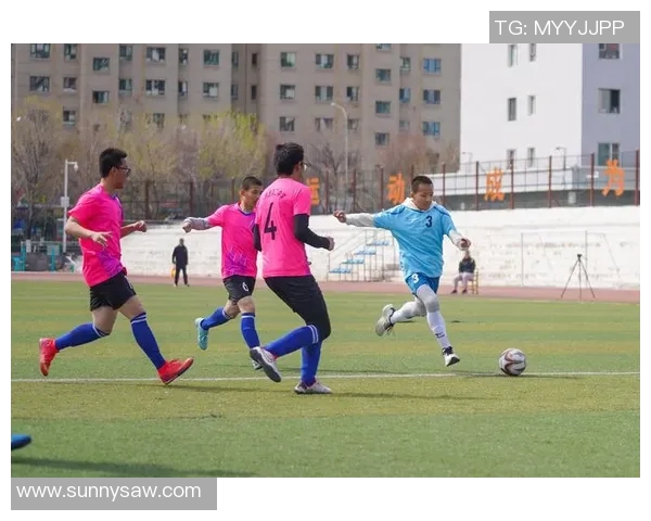 全兴足球队奋勇争先展现团队精神和拼搏意志的精彩瞬间